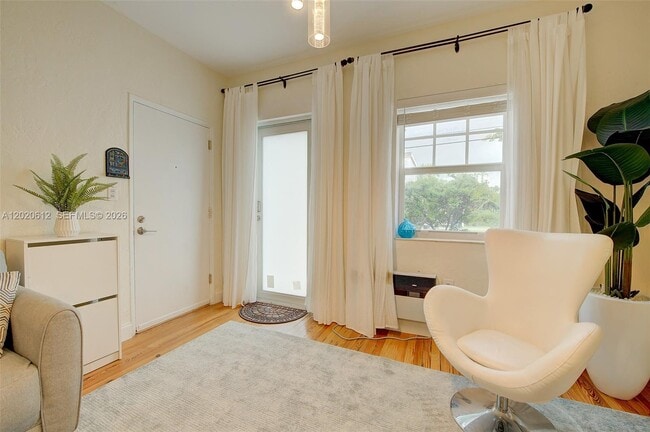 Building Photo - 2463 Pine Tree Dr