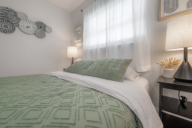 Building Photo - 2400 34th Ave N