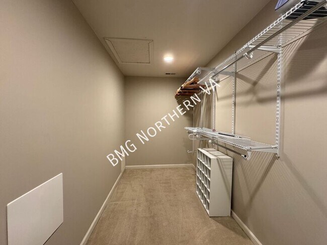 Building Photo - 1909 Rollins Dr