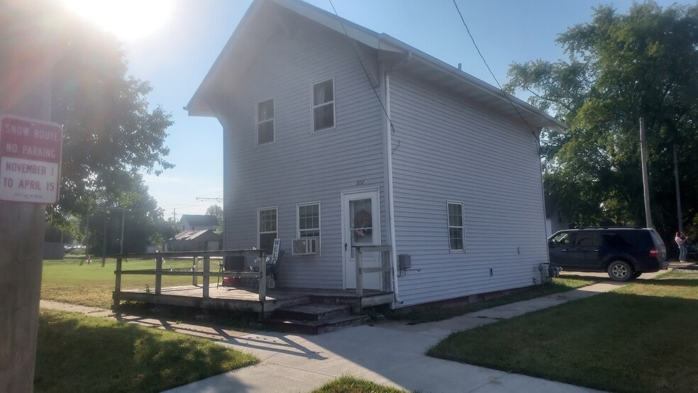Building Photo - 302 11th St