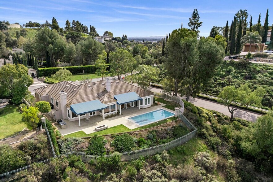 Building Photo - 2309 Skyline