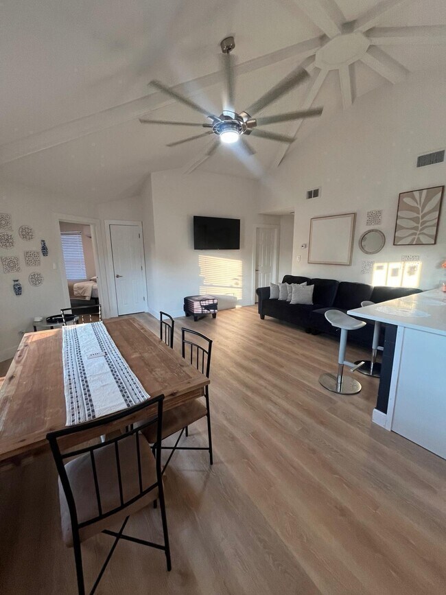 Building Photo - 2040 Falconhurst Pl