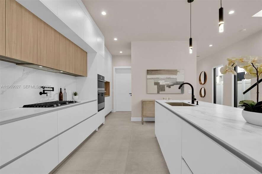 Building Photo - 920 NE 17th Ave