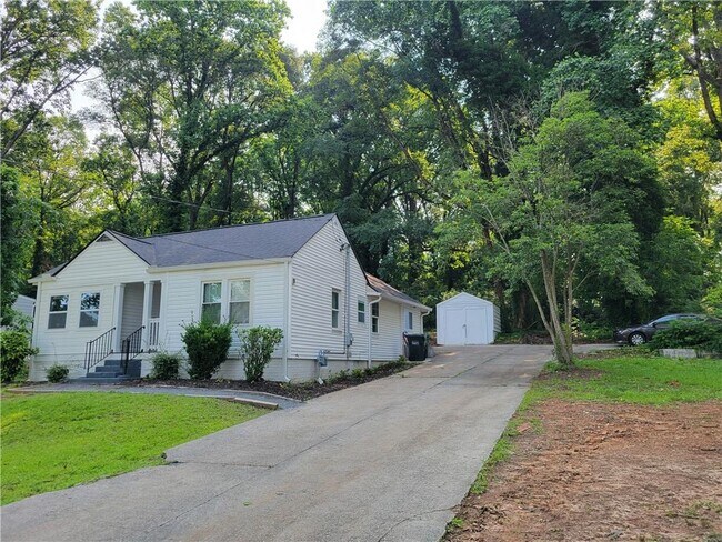 Building Photo - 3044 Sylvan Rd
