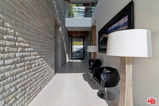 Building Photo - 1232 Sunset Plaza Dr