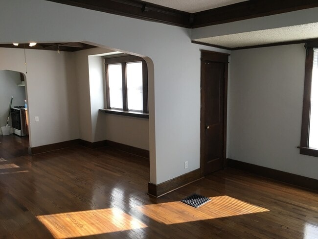 Building Photo - Available now!  517 S. 35th St.  4 Bedroom, 2 Bath Great Midtown location, 1 car garage.