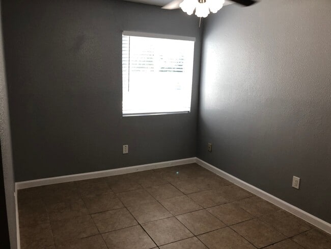 Building Photo - 716 Memorial Mews St