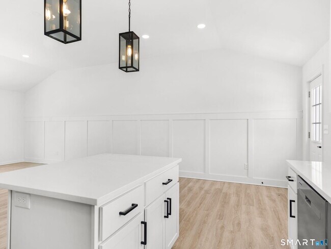 Building Photo - 1974 Kings Hwy