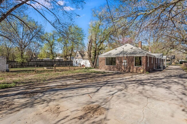 Building Photo - Perfect 2 Bed 1 Bath