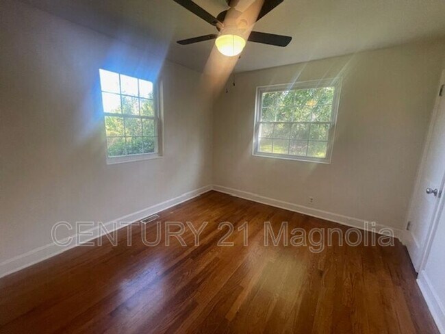 Building Photo - 105 Nut Grove Dr