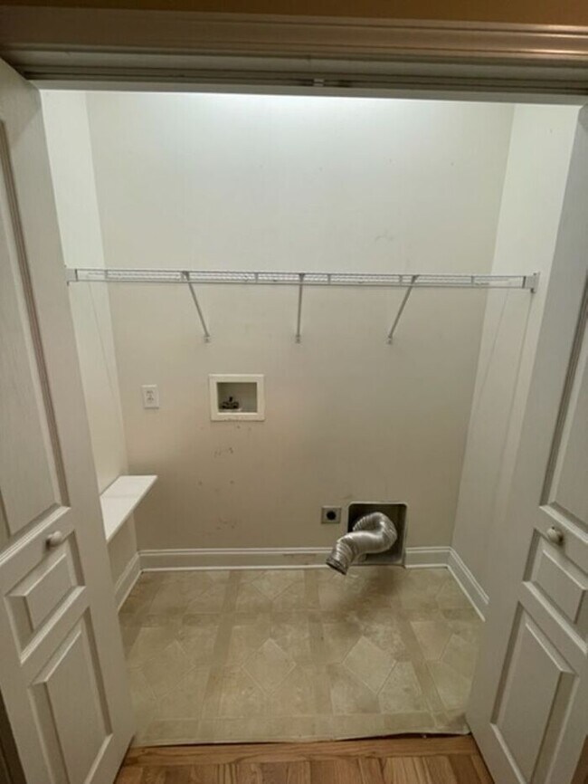 Building Photo - Spacious 3 Bed/ 3 Bath Townhome with two A...