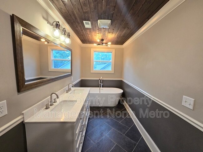 Building Photo - 545 Lakeview Dr