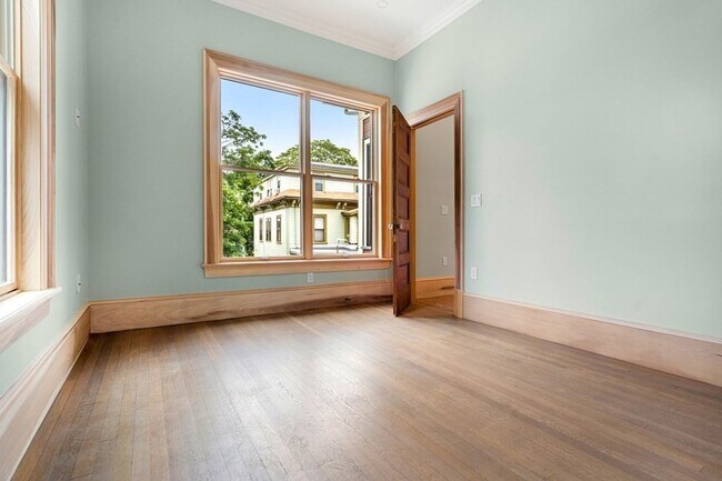 Building Photo - 6 Howland St