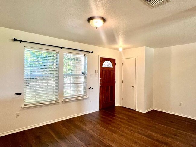 Building Photo - Move-In Ready Home with Fresh Updates & Spacious Layout in Converse
