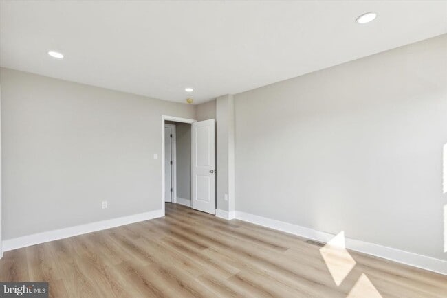 Building Photo - 247 E 6th Ave