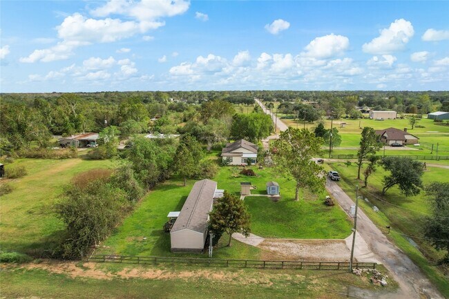 Building Photo - 15930 Pine St