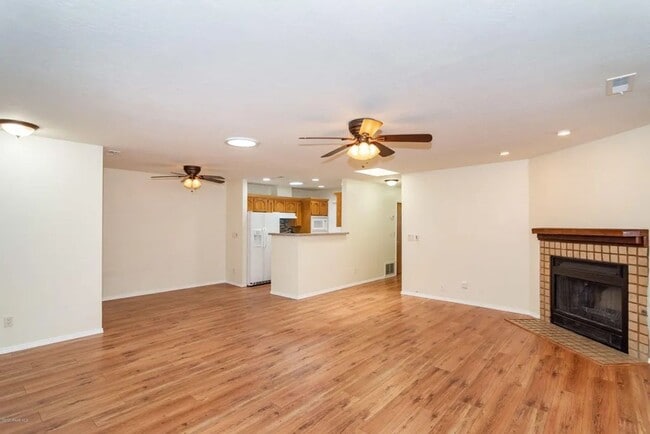 Building Photo - 4 bedroom 3 bath 2 car garage- Large Townhome In *Timber Ridge Subdivision*