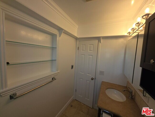 Building Photo - 670 Broadway St