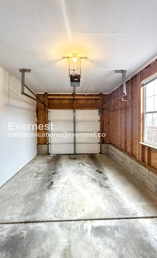 Building Photo - Spacious Condo with Modern Amenities and Garage Parking