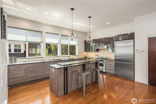 Building Photo - 3bd/2.5ba Seattle Home