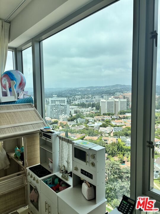 Building Photo - 10727 Wilshire Blvd