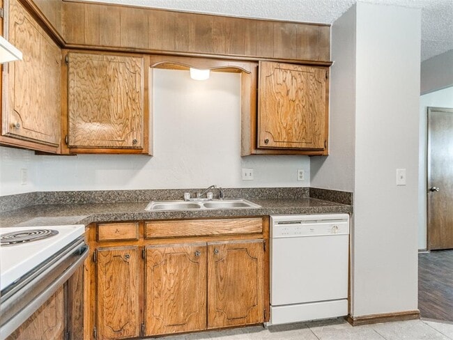 Building Photo - 821 Russell Cir