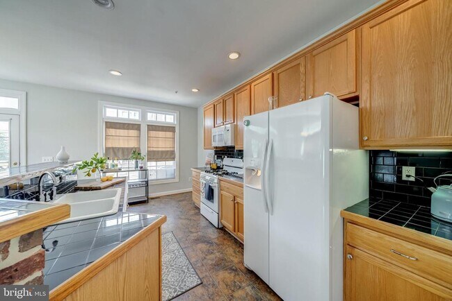 Building Photo - 921 Harrison Cir