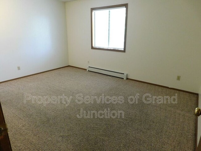 Building Photo - 570 Dawn Ct