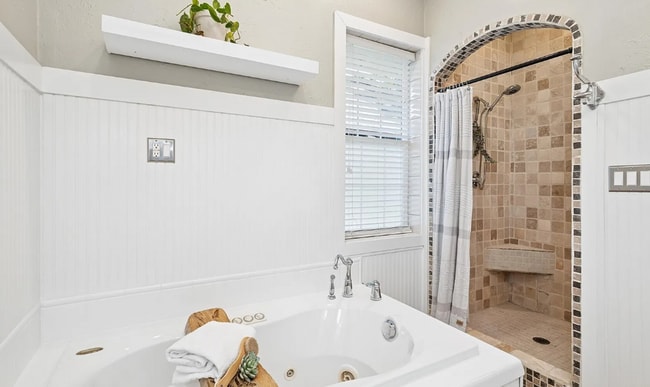 Building Photo - Charming updated 1920s 3BD 3BA