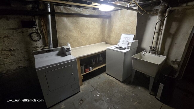 Building Photo - 3 bed with office, upper level Duplex pets...