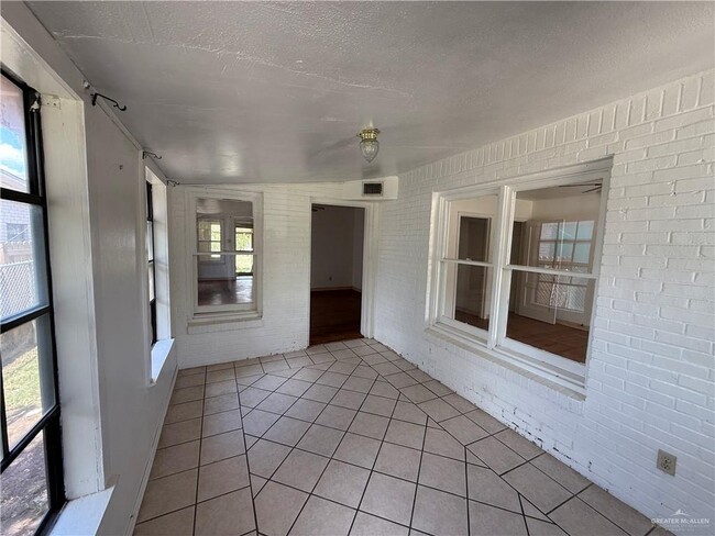 Building Photo - 1305 N 5th St