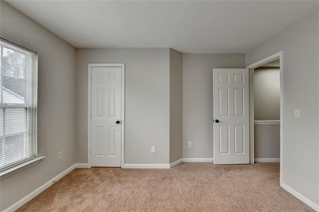 Building Photo - 903 Redwood Dr
