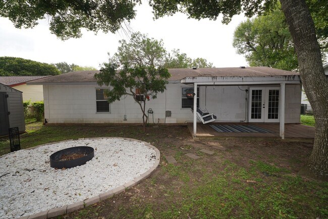 Building Photo - Updated home in established Schertz Neighb...