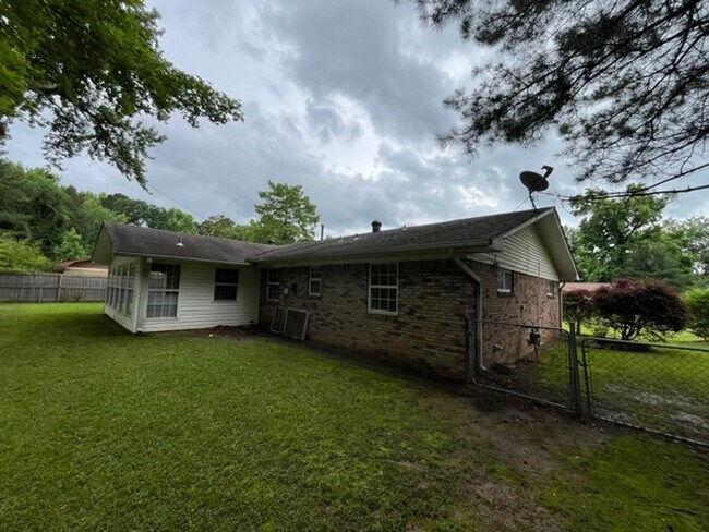 Building Photo - Nice 3 Bedroom 2 and a Half Bathroom House in Jacksonville, Arkansas