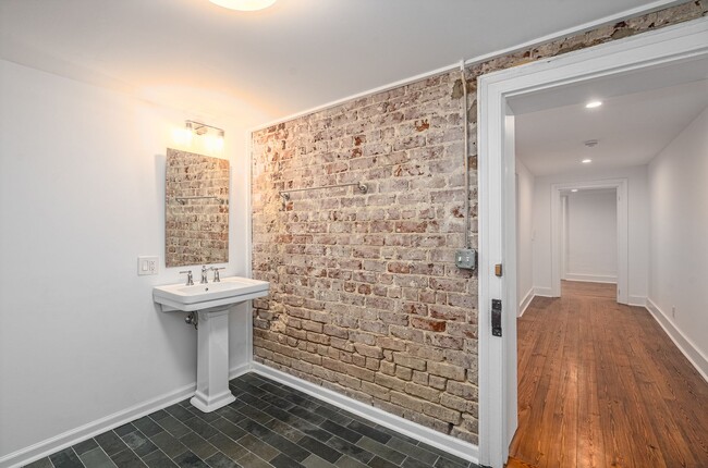 Building Photo - Renovated 2 Bedroom Carriage house off Laf...