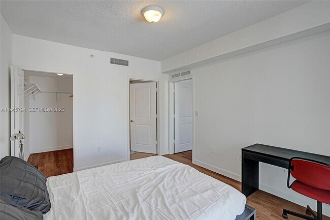 Building Photo - 170 SE 14th St