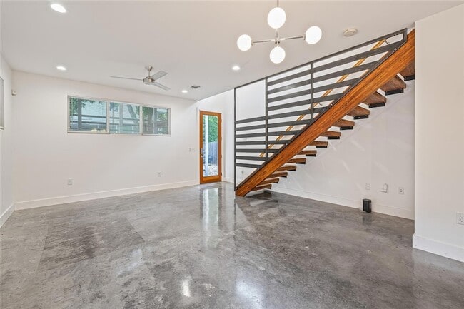 Building Photo - 600 W Odell St
