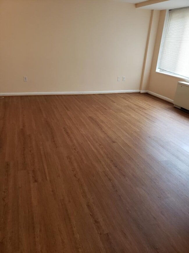 Building Photo - 922 24th St NW