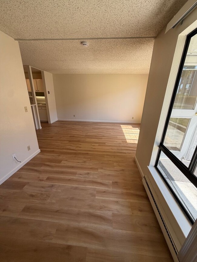 Building Photo - Bright and Sunny Studio With Water View For Rent at the Watergate Community In Emeryville, Ca!!!!