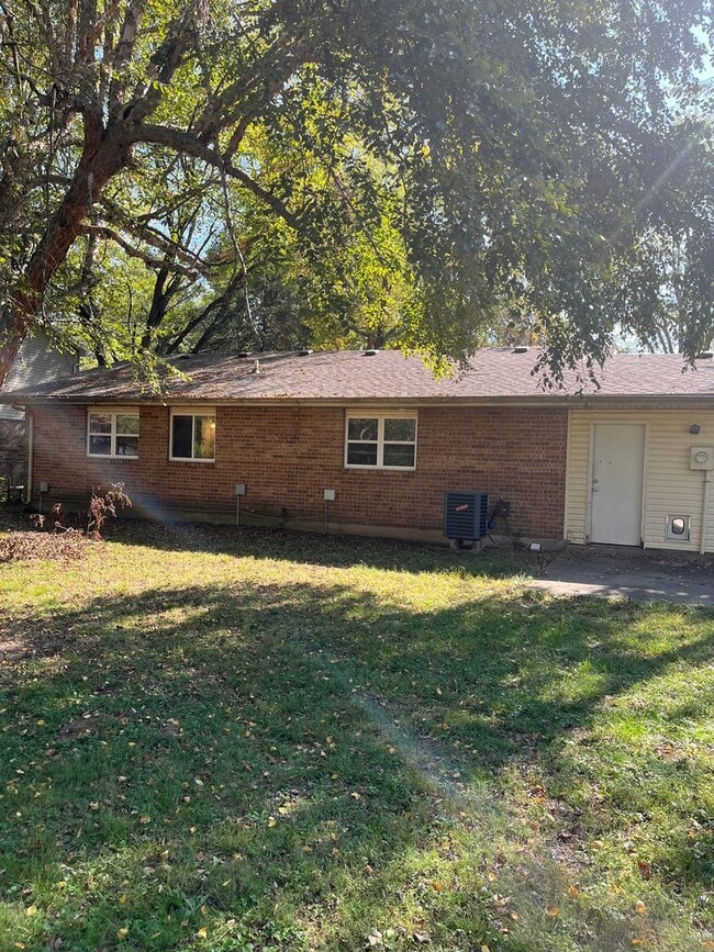 Building Photo - Spacious 3 bedroom house in SW Springfield!