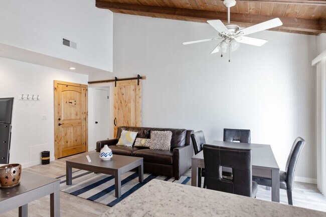 Building Photo - Highly Upgraded, Top Floor Condo in Huntin...