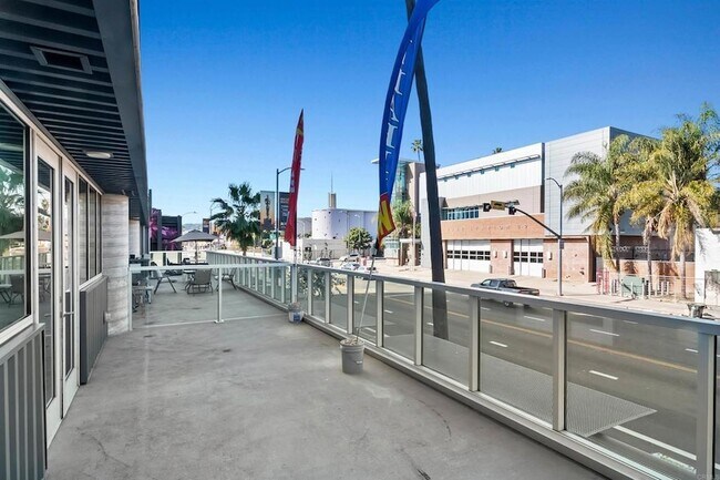 Building Photo - 5750 Hollywood Blvd