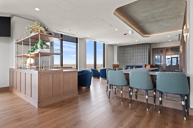 Building Photo - 901 W Blackhawk St