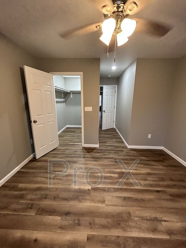 Building Photo - 518 E Monroe St