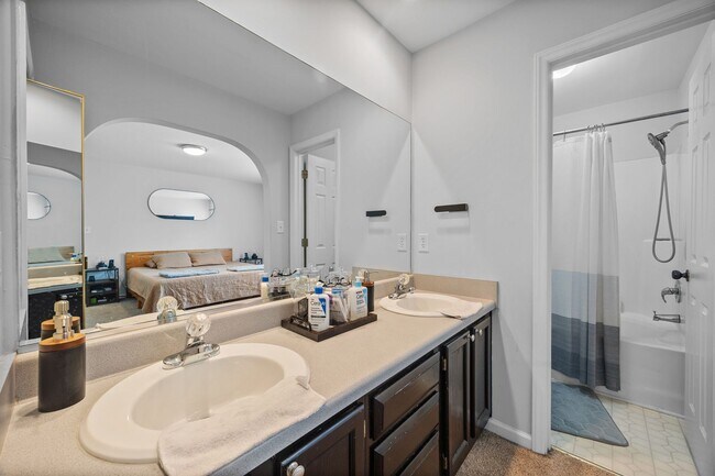 Building Photo - Spacious 3-Bed / 2.5-Bath Home in Southwes...