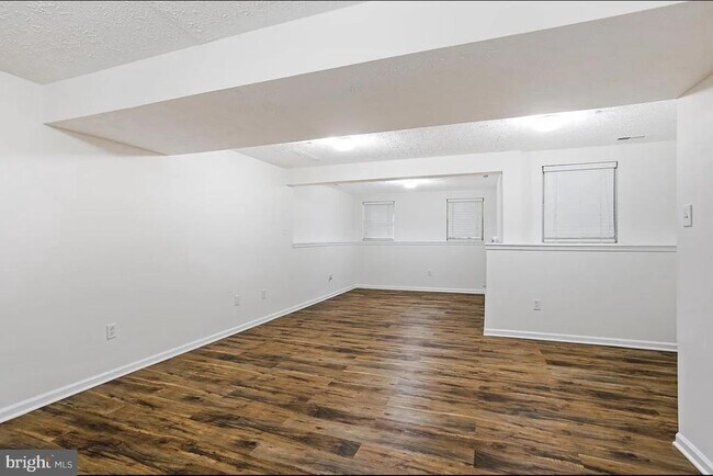 Building Photo - 15 Silver Birch Ct