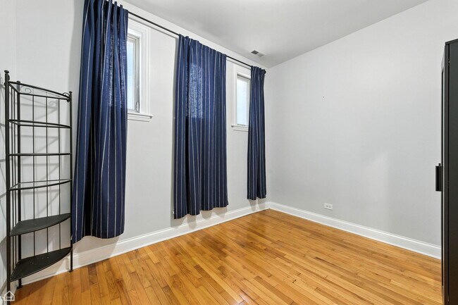 Building Photo - 2611 W Rosemont Ave
