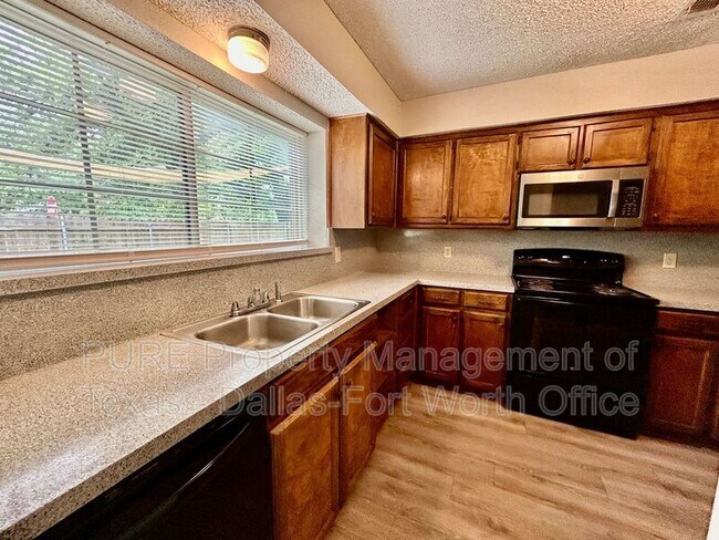 Building Photo - 2415 Oak Manor