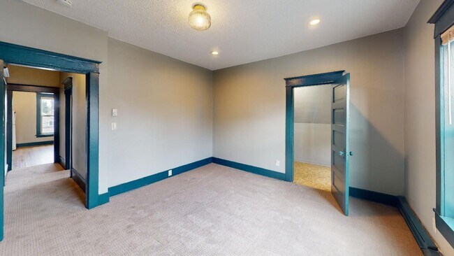 Building Photo - 6307-6321 Roosevelt Way NE
