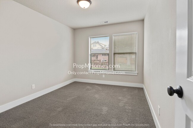 Building Photo - Terrific Milwaukie Three Bedroom Townhome - Close to Providence!